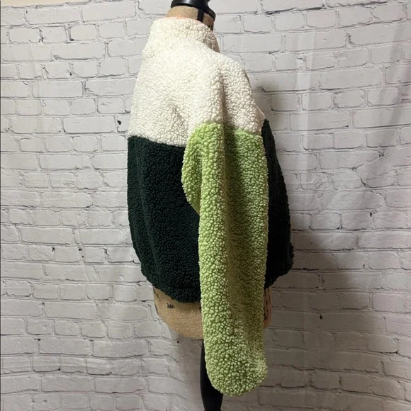 Wild Fable oversized cropped Colorblock Sherpa Jacket with Zipper & pockets - Picture 4 of 9